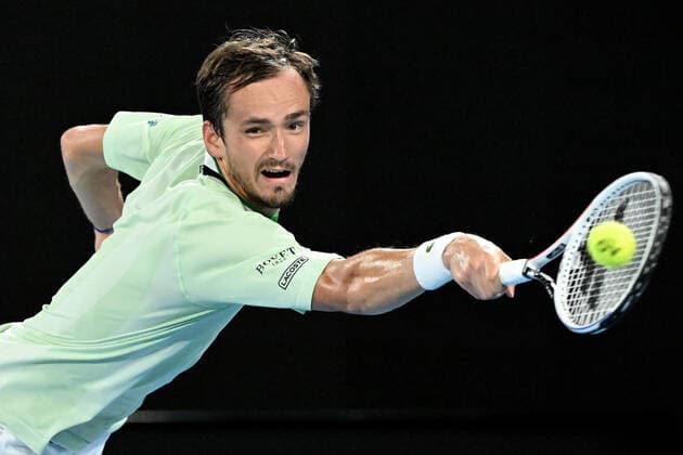 TENNIS AUSTRALIAN OPEN, Daniil Medvedev of Russia plays a return shot during his Men?s semifinal match against Stefanos Tsitsipas of Greece on Day 12 of the Australian Open, at Melbourne Park, in Melbourne, Friday, January 28, 2022. ( NO ARCHIVING, EDITORIAL USE ONLY, NO USE IN BOOKS WITHOUT CONSENT MELBOURNE VIC AUSTRALIA  Copyright: xDAVExHUNTx 20220128001617815144