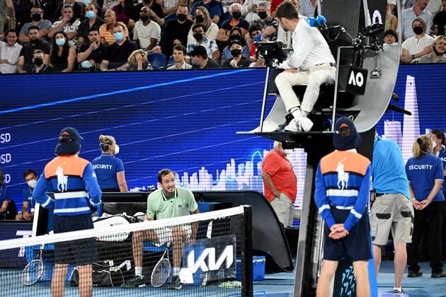 TENNIS AUSTRALIAN OPEN, Daniil Medvedev of Russia remonstrates with the chair umpire during his Men?s semifinal match against Stefanos Tsitsipas of Greece on Day 12 of the Australian Open, at Melbourne Park, in Melbourne, Friday, January 28, 2022. ( NO ARCHIVING, EDITORIAL USE ONLY, NO USE IN BOOKS WITHOUT CONSENT MELBOURNE VIC AUSTRALIA  Copyright: xDAVExHUNTx 20220128001617820576
