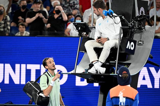 Sport Themen der Woche KW04 Sport Bilder des Tages TENNIS AUSTRALIAN OPEN, Daniil Medvedev of Russia remonstrates with the chair umpire during his Men?s semifinal match against Stefanos Tsitsipas of Greece on Day 12 of the Australian Open, at Melbourne Park, in Melbourne, Friday, January 28, 2022. ( NO ARCHIVING, EDITORIAL USE ONLY, NO USE IN BOOKS WITHOUT CONSENT MELBOURNE VIC AUSTRALIA  Copyright: xDAVExHUNTx 20220128001617820636