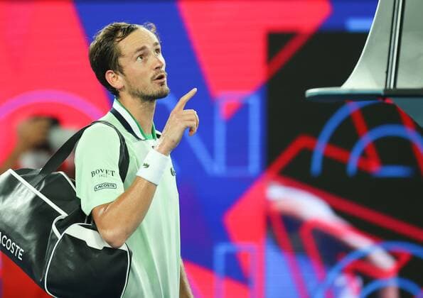Mandatory Credit: Photo by Ella Ling Shutterstock (12775251dp) Daniil Medvedev complains to the umpire Australian Open, Day Twelve, Tennis, Melbourne Park, Melbourne, Australia - 28 Jan 2022 Australian Open, Day Twelve, Tennis, Melbourne Park, Melbourne, Australia - 28 Jan 2022 Copyright: xEllaxLing Shutterstockx 12775251dp