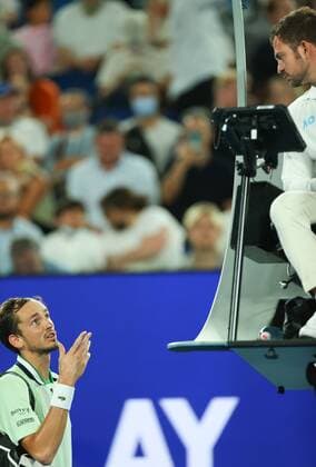Mandatory Credit: Photo by Ella Ling Shutterstock (12775251dn) Daniil Medvedev complains to the umpire Australian Open, Day Twelve, Tennis, Melbourne Park, Melbourne, Australia - 28 Jan 2022 Australian Open, Day Twelve, Tennis, Melbourne Park, Melbourne, Australia - 28 Jan 2022 Copyright: xEllaxLing Shutterstockx 12775251dn