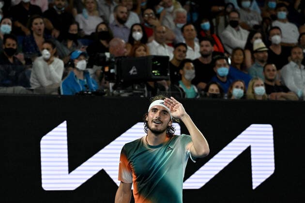 TENNIS AUSTRALIAN OPEN, Stefanos Tsitsipas of Greece looks into the crowd after receiving a coaching warning during his Men?s semifinal match against Daniil Medvedev of Russia on Day 12 of the Australian Open, at Melbourne Park, in Melbourne, Friday, January 28, 2022. ( NO ARCHIVING, EDITORIAL USE ONLY, NO USE IN BOOKS WITHOUT CONSENT MELBOURNE VIC AUSTRALIA  Copyright: xDEANxLEWINSx 20220128001617829515