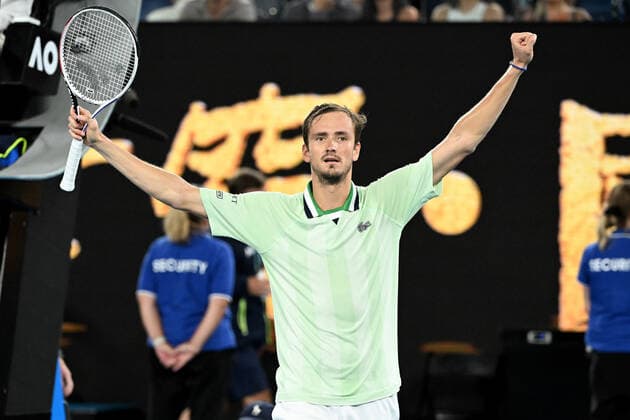 TENNIS AUSTRALIAN OPEN, Daniil Medvedev of Russia gestures to the crowd after winning his Men?s semifinal match against Stefanos Tsitsipas of Greece on Day 12 of the Australian Open, at Melbourne Park, in Melbourne, Friday, January 28, 2022. ( NO ARCHIVING, EDITORIAL USE ONLY, NO USE IN BOOKS WITHOUT CONSENT MELBOURNE VIC AUSTRALIA  Copyright: xDAVExHUNTx 20220128001617832065