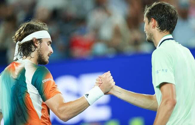 Mandatory Credit: Photo by Ella Ling Shutterstock (12775251et) Daniil Medvedev shakes hands with Stefanos Tsitsipas at the net Australian Open, Day Twelve, Tennis, Melbourne Park, Melbourne, Australia - 28 Jan 2022 Australian Open, Day Twelve, Tennis, Melbourne Park, Melbourne, Australia - 28 Jan 2022 Copyright: xEllaxLing Shutterstockx 12775251et