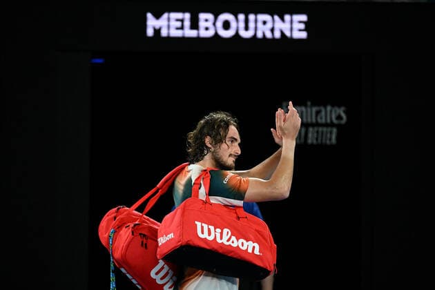 TENNIS AUSTRALIAN OPEN, Stefanos Tsitsipas of Greece gestures to the crowd as leaves the court following his loss in the Men?s semifinal match against Daniil Medvedev of Russia on Day 12 of the Australian Open, at Melbourne Park, in Melbourne, Friday, January 28, 2022. ( NO ARCHIVING, EDITORIAL USE ONLY, NO USE IN BOOKS WITHOUT CONSENT MELBOURNE VIC AUSTRALIA  Copyright: xDEANxLEWINSx 20220128001617837666