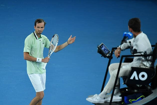 Daniil Medvedev arguing with the umpire after obscene gesture with his arm TENNIS : Australian Open 2022 - 28 janvier AntoineCouvercelle Panoramic 