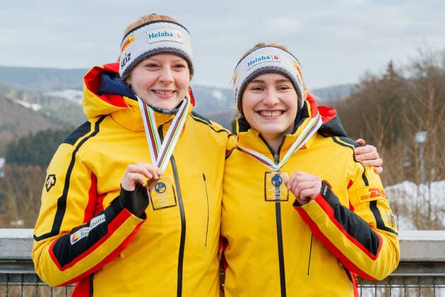 Bilder des Jahres 2022, Sport 01 Januar Sport Themen der Woche KW04 Sport Bilder des Tages Luisa Romanenko mit Pauline Patz (GER, Deutschland); Sieger, Erstplatzierte, Goldmedaille, gold medal; Jubel, celebration, 1 28 2022, Winterberg (Deutschland), FIL Junioren Weltmeisterschaften 2022 Winterberg *** Luisa Romanenko with Pauline Patz GER, Germany winner, first place, gold medal, gold medal jubilation, celebration, 1 28 2022, Winterberg Germany , FIL Junior World Championships 2022 Winterberg xprx