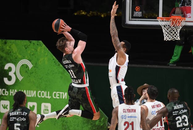 Russia Basketball Euroleague UNICS - CSKA 6750403 28.01.2022 UNICS Mario Hezonja, left, tries to score against CSKA s Joel Bolomboy during the Euroleague basketball match between UNICS Kazan and CSKA Moscow, in Kazan, Russia s Republic of Tatarstan. Maksim Bogodvid Sputnik Kazan Republic of Tatarstan Russia  Copyright: xMaksimxBogodvidx