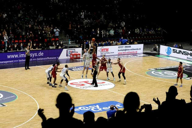 28.01.2022, easyCredit Basketball Bundesliga, BBL, Saison 2021 2022, Herren, Chemnitz Niners - Fraport Skyliners Frankfurt Tippoff vor 1000 Zuschauern Chemnitz Messe Chemnitz Sachsen Germany