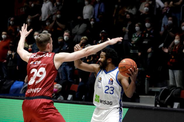 28.01.2022, easyCredit Basketball Bundesliga, BBL, Saison 2021 2022, Herren, Chemnitz Niners - Fraport Skyliners Frankfurt Quantez Robertson, Fraport Skyliners Frankfurt, Mindaugas Susinskas, Niners Chemnitz Chemnitz Messe Chemnitz Sachsen Germany