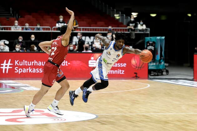 28.01.2022, easyCredit Basketball Bundesliga, BBL, Saison 2021 2022, Herren, Chemnitz Niners - Fraport Skyliners Frankfurt Trent Lockett, Niners Chemnitz, Will Cherry, Fraport Skyliners Frankfurt Chemnitz Messe Chemnitz Sachsen Germany