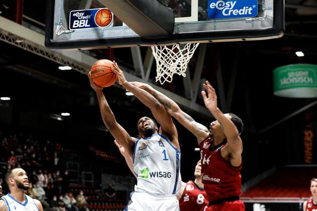 28.01.2022, easyCredit Basketball Bundesliga, BBL, Saison 2021 2022, Herren, Chemnitz Niners - Fraport Skyliners Frankfurt Jamel McLean, Fraport Skyliners Frankfurt, Darion Atkins, Niners Chemnitz Chemnitz Messe Chemnitz Sachsen Germany