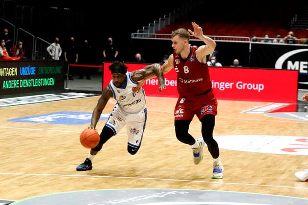 28.01.2022, easyCredit Basketball Bundesliga, BBL, Saison 2021 2022, Herren, Chemnitz Niners - Fraport Skyliners Frankfurt Will Cherry, Fraport Skyliners Frankfurt, Jan Niklas Wimberg, Niners Chemnitz Chemnitz Messe Chemnitz Sachsen Germany