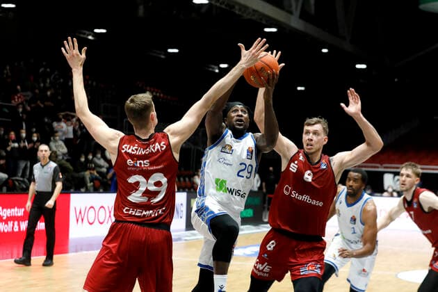 28.01.2022, easyCredit Basketball Bundesliga, BBL, Saison 2021 2022, Herren, Chemnitz Niners - Fraport Skyliners Frankfurt Mindaugas Susinskas, Niners Chemnitz, Will Cherry, Fraport Skyliners Frankfurt Chemnitz Messe Chemnitz Sachsen Germany