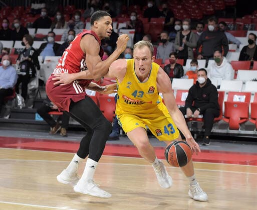 28.01.2022, xemx, Basketball Euroleague, FC Bayern Muenchen - Alba Berlin emspor, v.l. Augustine Rubit (FC Bayern Basketball), Luke Sikma (Alba Berlin) Zweikampf, Aktion, action, battle for the ball Muenchen
