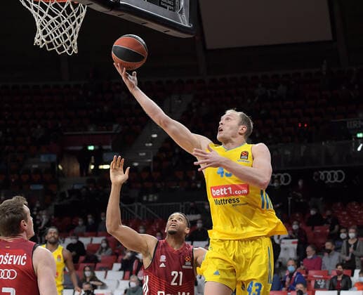 28.01.2022, xemx, Basketball Euroleague, FC Bayern Muenchen - Alba Berlin emspor, v.l. Augustine Rubit (FC Bayern Basketball), Luke Sikma (Alba Berlin) Muenchen