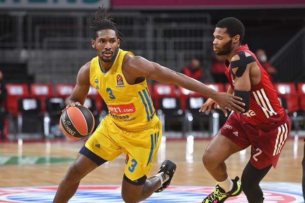 Jaleen SMITH (Berlin), Aktion,Zweikampf gegen Corey WALDEN (FCB). Basketball EuroLeague 23.Spieltag. FC Bayern Muenchen-Alba Berlin am 28.01.2022 A U D I D O M E.