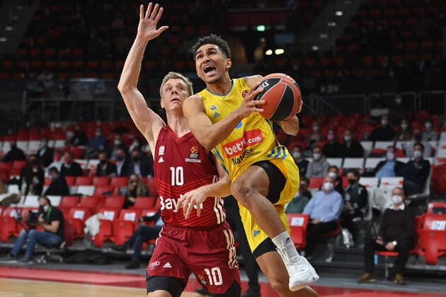 Maodo LO (Berlin), Aktion,Zweikampf gegen Ognjen JARAMAZ (FCB). Basketball EuroLeague 23.Spieltag. FC Bayern Muenchen-Alba Berlin am 28.01.2022 A U D I D O M E.