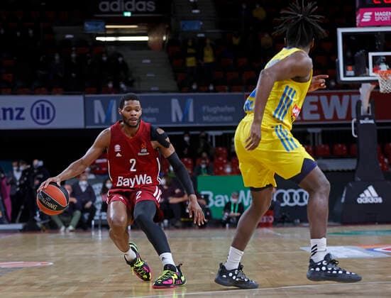 28.01.2022, Basketball Euroleague, FC Bayern Basketball vs Alba Berlin, Audi Dome Muenchen, im Bild: Corey Walden (FCB Basketball) vs Jaleen Smith (ALBA Berlin)