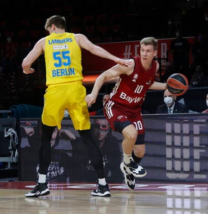 28.01.2022, Basketball Euroleague, FC Bayern Basketball vs Alba Berlin, Audi Dome Muenchen, im Bild: Ben Lammers (ALBA Berlin) vs Ognjen Jaramaz (FCB Basketball)