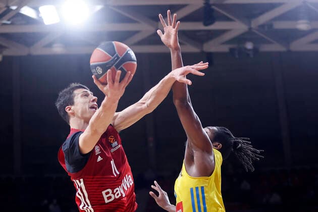 28.01.2022, Basketball Euroleague, FC Bayern Basketball vs Alba Berlin, Audi Dome Muenchen, im Bild: Vladimir Lucic (FCB Basketball) vs Jaleen Smith (ALBA Berlin)