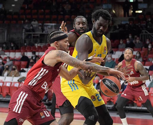 28.01.2022, xemx, Basketball Euroleague, FC Bayern Muenchen - Alba Berlin emspor, v.l. Nick Weiler-Babb (FC Bayern Basketball), Christ Koumadje (Alba Berlin) Zweikampf, Aktion, action, battle for the ball Muenchen