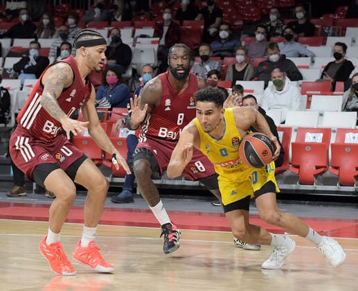 28.01.2022, xemx, Basketball Euroleague, FC Bayern Muenchen - Alba Berlin emspor, v.l. Nick Weiler-Babb (FC Bayern Basketball), Othello Hunter (FC Bayern Basketball), Maodo Lo (Alba Berlin) Muenchen
