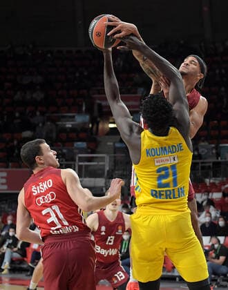 28.01.2022, xemx, Basketball Euroleague, FC Bayern Muenchen - Alba Berlin emspor, v.l. Zan Mark Sisko (FC Bayern Basketball), Christ Koumadje (Alba Berlin), Nick Weiler-Babb (FC Bayern Basketball) Zweikampf, Aktion, action, battle for the ball Muenchen