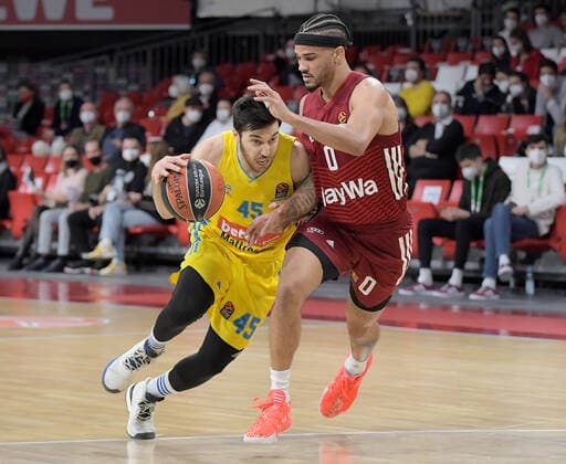 28.01.2022, xemx, Basketball Euroleague, FC Bayern Muenchen - Alba Berlin emspor, v.l. Tamir Blatt (Alba Berlin), Nick Weiler-Babb (FC Bayern Basketball) Zweikampf, Aktion, action, battle for the ball Muenchen