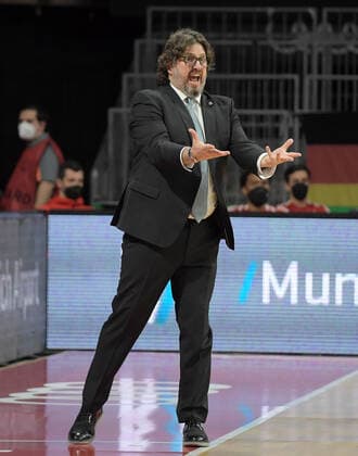 28.01.2022, xemx, Basketball Euroleague, FC Bayern Muenchen - Alba Berlin emspor, v.l. Cheftrainer Andrea Trinchieri (FC Bayern Basketball) gibt Anweisungen, gestikuliert mit den Armen, gesticulate, gives instructions Muenchen