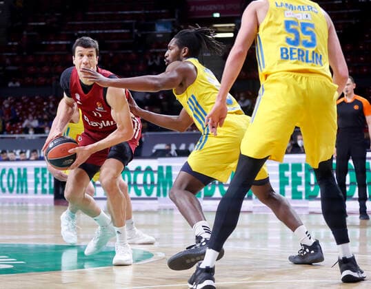 28.01.2022, Basketball Euroleague, FC Bayern Basketball vs Alba Berlin, Audi Dome Muenchen, im Bild: Vladimir Lucic (FCB Basketball) vs Jaleen Smith (ALBA Berlin) und Ben Lammers (ALBA Berlin)