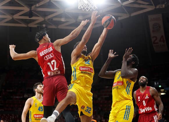 28.01.2022, Basketball Euroleague, FC Bayern Basketball vs Alba Berlin, Audi Dome Muenchen, im Bild: Jason George (FCB Basketball), Johannes Thiemann (ALBA Berlin), Christ Koumadje (ALBA Berlin) Othello Hunter (FCB Basketball)