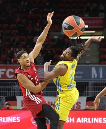 Bayerns 21 Augustine RUBIT vs Berlins 3 SMITH. Basketball, FC Bayern - Berlin, am 28.01.2022, Basketball Euroleague, FC Bayern Basketball - Alba Berlin, Saison 2021-2022, in Muenchen, A U D I D O M E, Deutschland. Quelle Copyright Credit : Oryk HAIST