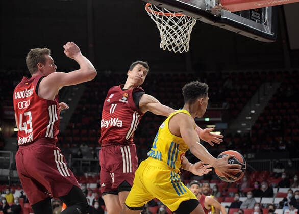 28.01.2022, xemx, Basketball Euroleague, FC Bayern Muenchen - Alba Berlin emspor, v.l. Leon Radosevic (FC Bayern Basketball), Vladimir Lucic (FC Bayern Basketball), Maodo Lo (Alba Berlin) Zweikampf, Aktion, action, battle for the ball Muenchen