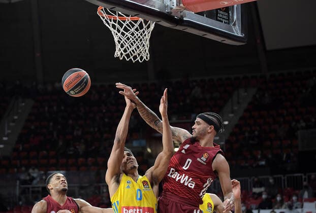 28.01.2022, xemx, Basketball Euroleague, FC Bayern Muenchen - Alba Berlin emspor, v.l. Maodo Lo (Alba Berlin), Nick Weiler-Babb (FC Bayern Basketball) Zweikampf, Aktion, action, battle for the ball Muenchen