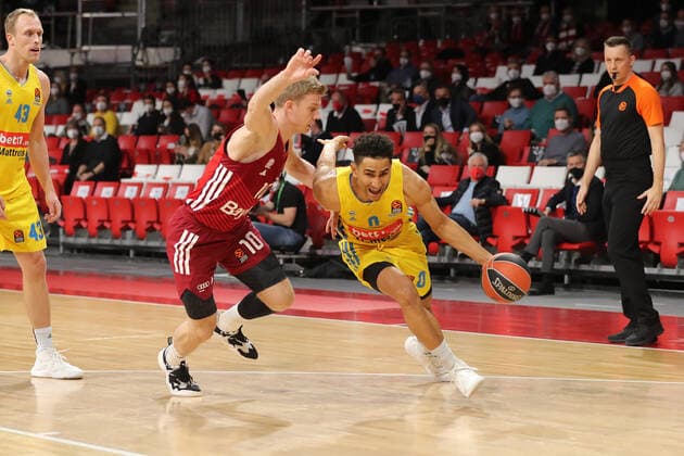 Ognjen Jaramaz(Bayern Basketball, 10) im Zweikampf mit Maodo Lo (ALBA Berlin, 0) GER, FC Bayern Basketball vs. ALBA Berlin, EuroLeague, Saison 2021 2022, 28.01.2022, GER, FC Bayern Basketball vs. ALBA Berlin, EuroLeague, Saison 2021 2022, 28.01.2022, Muenchen Copyright: xEIBNER MarcelxEngelbrechtx EP_EER