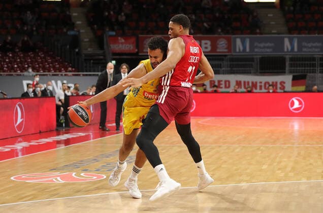 Augustine Rubit (Bayern Basketball, 21) blockt Johannes Thiemann (ALBA Berlin, 32) GER, FC Bayern Basketball vs. ALBA Berlin, EuroLeague, Saison 2021 2022, 28.01.2022, GER, FC Bayern Basketball vs. ALBA Berlin, EuroLeague, Saison 2021 2022, 28.01.2022, Muenchen Copyright: xEIBNER MarcelxEngelbrechtx EP_EER