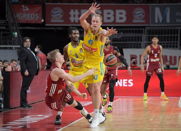 28.01.2022, xemx, Basketball Euroleague, FC Bayern Muenchen - Alba Berlin emspor, v.l. Ognjen Jaramaz (FC Bayern Basketball), Jaleen Smith (Alba Berlin), Luke Sikma (Alba Berlin) Muenchen