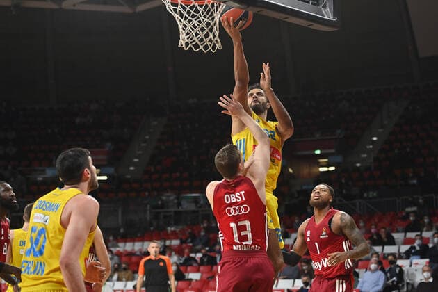 Johannes THIEMANN (Berlin), Aktion,Zweikampf gegen Andreas OBST (FCB). Basketball EuroLeague 23.Spieltag. FC Bayern Muenchen-Alba Berlin am 28.01.2022 A U D I D O M E.