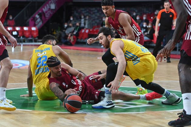 v.li:Johannes THIEMANN (Berlin), Nick Weiler-Babb (FCB), Tamir BLATT (Berlin) am Boden,Aktion,Zweikampf. Basketball EuroLeague 23.Spieltag. FC Bayern Muenchen-Alba Berlin am 28.01.2022 A U D I D O M E.