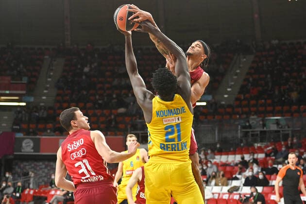 Nick Weiler-Babb (FCB), Aktion,Zweikampf gegen Christ KOUMADJE (Berlin), li:Zan Mark SISKO (FCB). Basketball EuroLeague 23.Spieltag. FC Bayern Muenchen-Alba Berlin am 28.01.2022 A U D I D O M E.