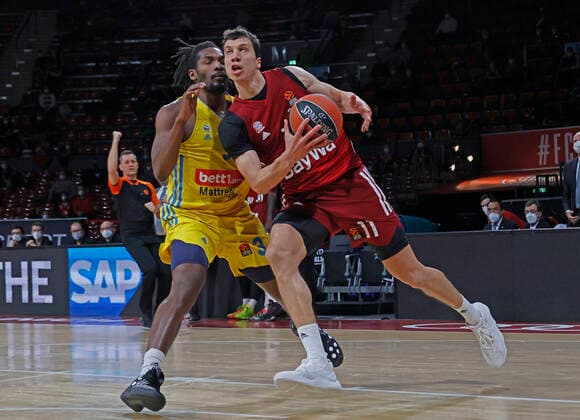 28.01.2022, Basketball Euroleague, FC Bayern Basketball vs Alba Berlin, Audi Dome Muenchen, im Bild: Jaleen Smith (ALBA Berlin) vs The Best Vladimir Lucic (FCB Basketball)