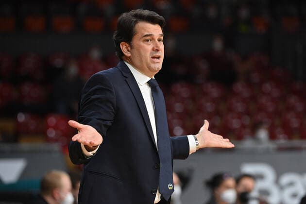 Israel GONZALEZ (Trainer Berlin), Gestik, Enttaeuschung,Frust, enttaeuscht,frustriert,niedergeschlagen, Einzelbild,angeschnittenes Einzelmotiv,Halbfigur,halbe Figur. Basketball EuroLeague 23.Spieltag. FC Bayern Muenchen-Alba Berlin am 28.01.2022 A U D I D O M E.
