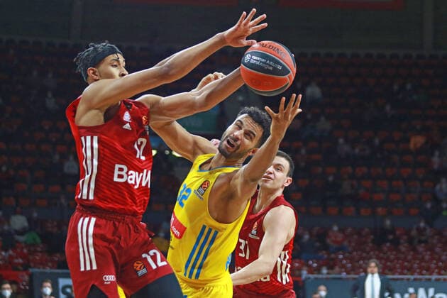 12 Jason George (FCBB) gegen 32 Johannes Thiemann(Alba) Basketball EuroLeague FC Bayern Muenchen vs. Alba Berlin Audi Dome am 28.01.2022 FOTO: Mladen Lackovic LakoPress