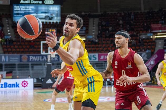 Christ Koumadje 21 (Alba Berlin), Nick Weiler-Babb 0 (FC Bayern), FC Bayern Basketball vs. Alba Berlin, easyCredit BBL, 28.01.2022 Muenchen Bayern Deutschland