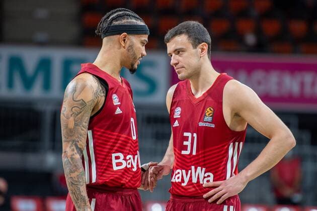 Nick Weiler-Babb 0 (FC Bayern), Zan Mark Sisko 31 (FC Bayern) im Gespraech, FC Bayern Basketball vs. Alba Berlin, easyCredit BBL, 28.01.2022 Muenchen Bayern Deutschland