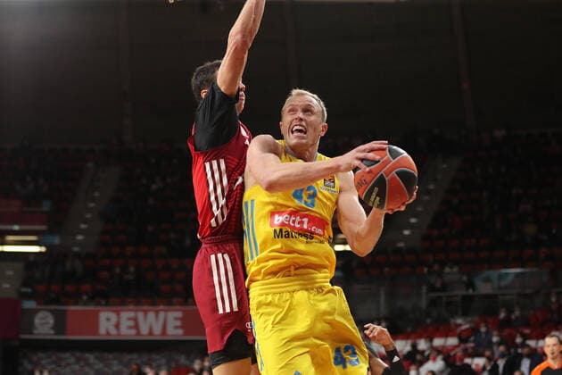 Vladimir Lucic (Bayern Basketball, 11) versucht Luke Sikma (ALBA Berlin, 43) zu blocken. GER, FC Bayern Basketball vs. ALBA Berlin, EuroLeague, Saison 2021 2022, 28.01.2022, GER, FC Bayern Basketball vs. ALBA Berlin, EuroLeague, Saison 2021 2022, 28.01.2022, Muenchen Copyright: xEIBNER MarcelxEngelbrechtx EP_EER