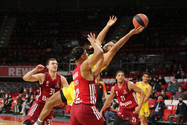 Johannes Thiemann (ALBA Berlin, 32) behauptet den Ball GER, FC Bayern Basketball vs. ALBA Berlin, EuroLeague, Saison 2021 2022, 28.01.2022, GER, FC Bayern Basketball vs. ALBA Berlin, EuroLeague, Saison 2021 2022, 28.01.2022, Muenchen Copyright: xEIBNER MarcelxEngelbrechtx EP_EER