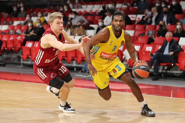 Ognjen Jaramaz(Bayern Basketball, 10) versucht Jaleen Smith (ALBA Berlin, 3) zu stoppen GER, FC Bayern Basketball vs. ALBA Berlin, EuroLeague, Saison 2021 2022, 28.01.2022, GER, FC Bayern Basketball vs. ALBA Berlin, EuroLeague, Saison 2021 2022, 28.01.2022, Muenchen Copyright: xEIBNER MarcelxEngelbrechtx EP_EER