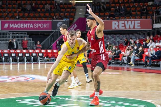 Malte Delow 6 (Alba Berlin), Nick Weiler-Babb 0 (FC Bayern), FC Bayern Basketball vs. Alba Berlin, easyCredit BBL, 28.01.2022 Muenchen Bayern Deutschland